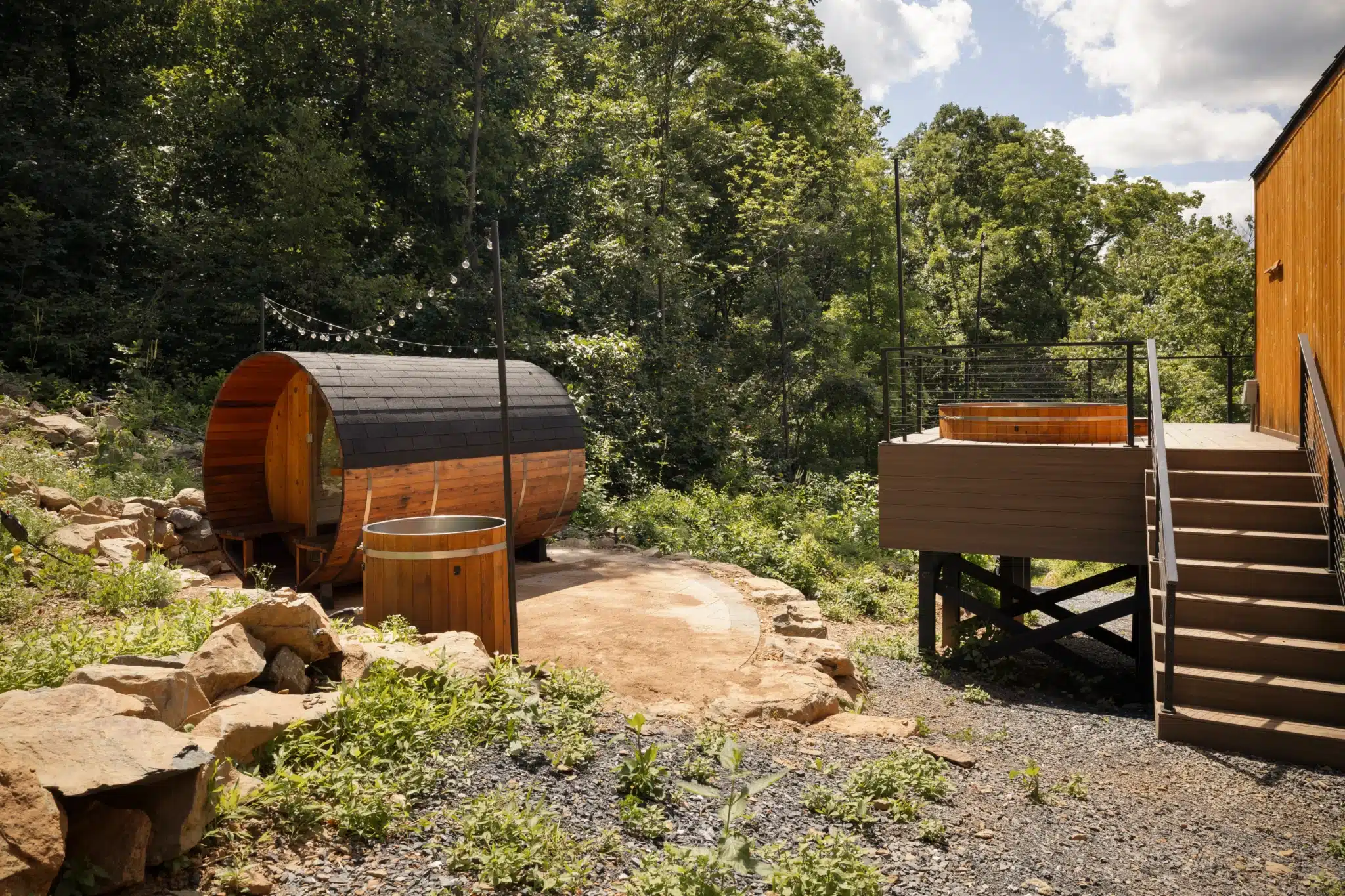 Barrel sauna and hot tub in Shenandoah forest, ideal recovery after waterfall hikes Shenandoah Valley